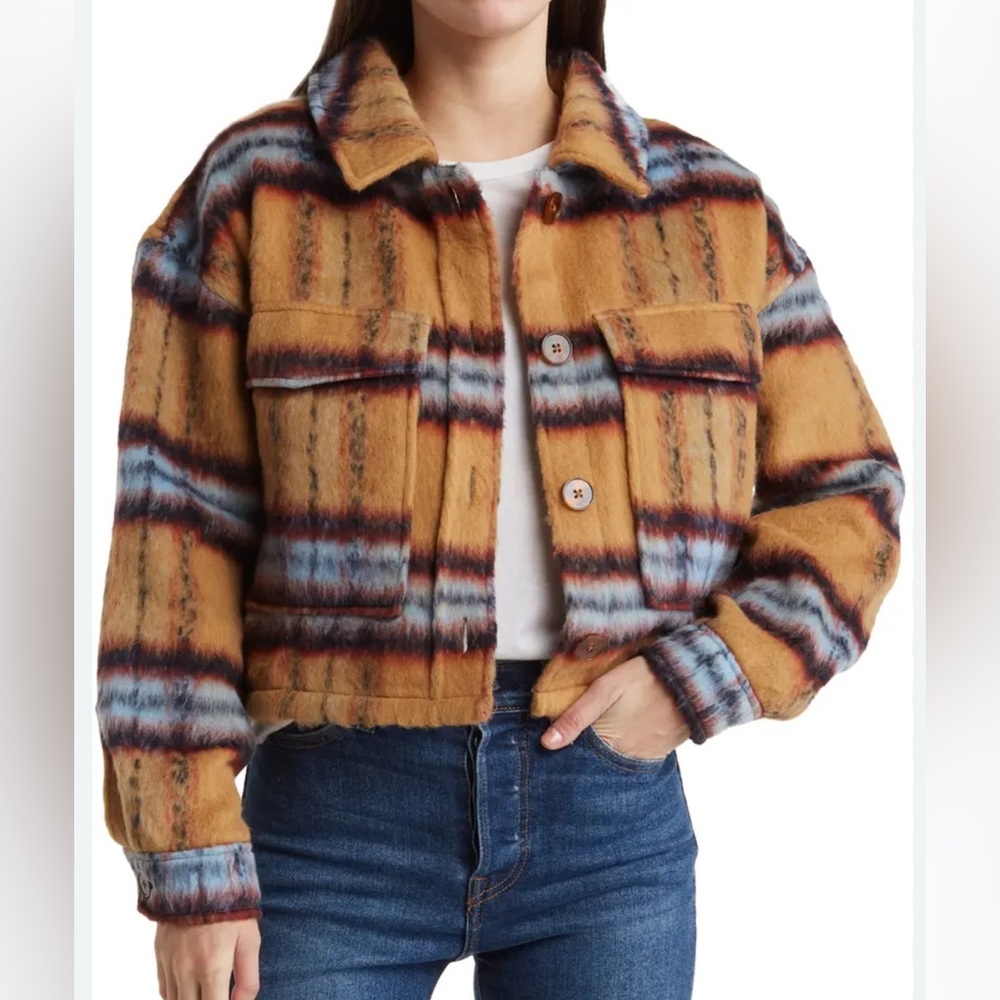 J8. Nordstrom’s Vigoss NWT Small Plaid Crop Shacket Jacket